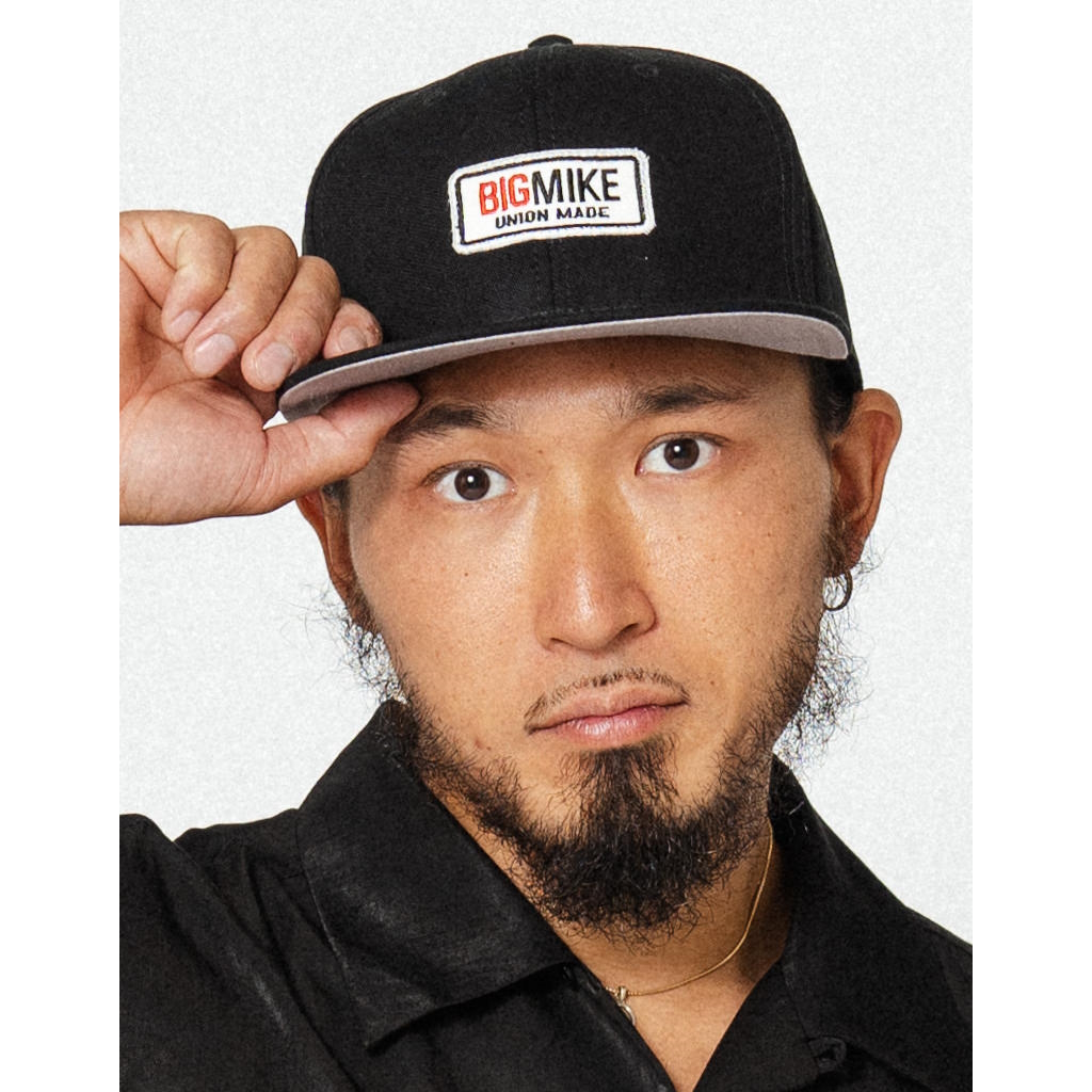 [ビッグマイク]ワッペンロゴ フラットバイザー キャップ