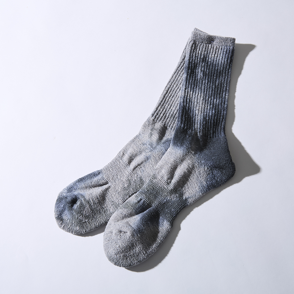 [アノニマスイズム]Uneven dyed Sports Socks
