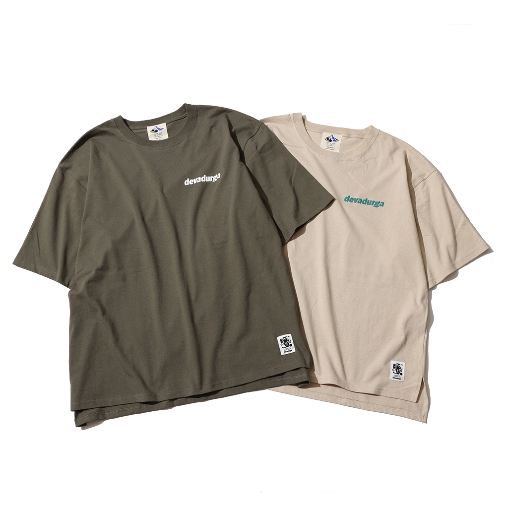 [デヴァドゥルガ]FOAM LOGO WIDE TEE