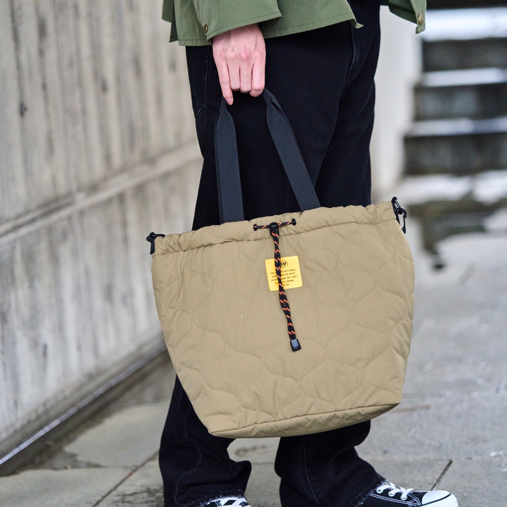 [キウ]KiU PADDED DRAWSTRING TOTEBAG