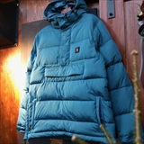 [エスユーアール]ANORAK P/O DOWN JACKET