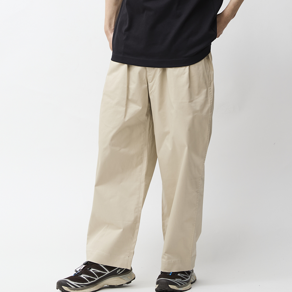 [ユニフォーム アウトドア スタンダード]CLASSIC TWO-TUCK WIDE CHINO TROUSERS