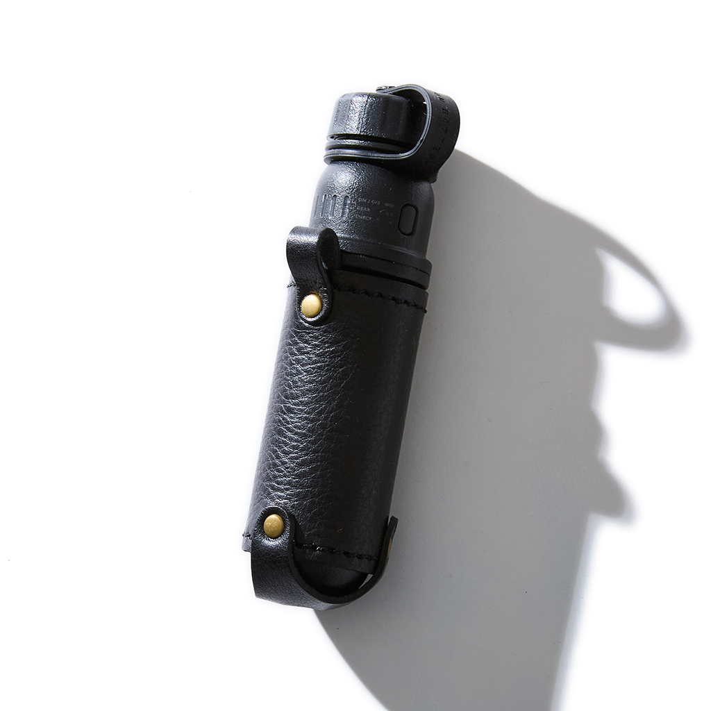 [ホワットウィルビーウィルビー]【NESTOUT】OUTDOOR BATTERY オイルレザーケース 小