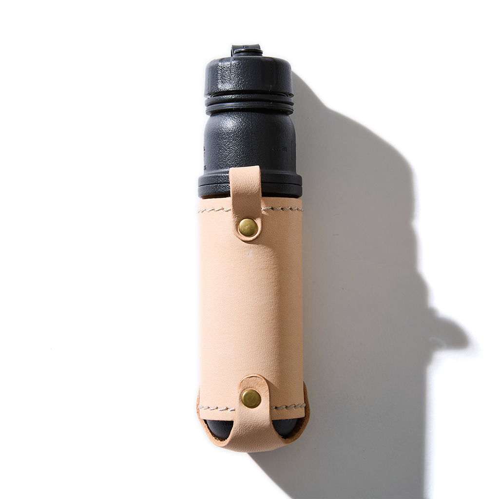 [ホワットウィルビーウィルビー]【NESTOUT】OUTDOOR BATTERY ヌメ革ケース 小