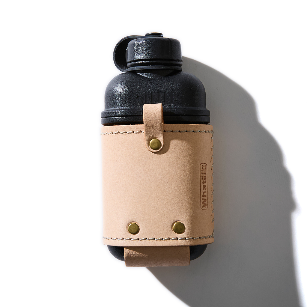 [ホワットウィルビーウィルビー]【NESTOUT】OUTDOOR BATTERY ヌメ革ケース 中