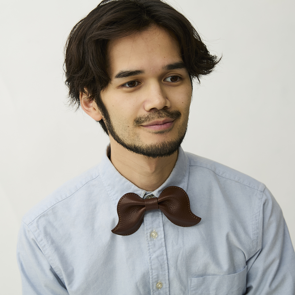 [ホワットウィルビーウィルビー]オイルレザーひげ型蝶ネクタイ 大